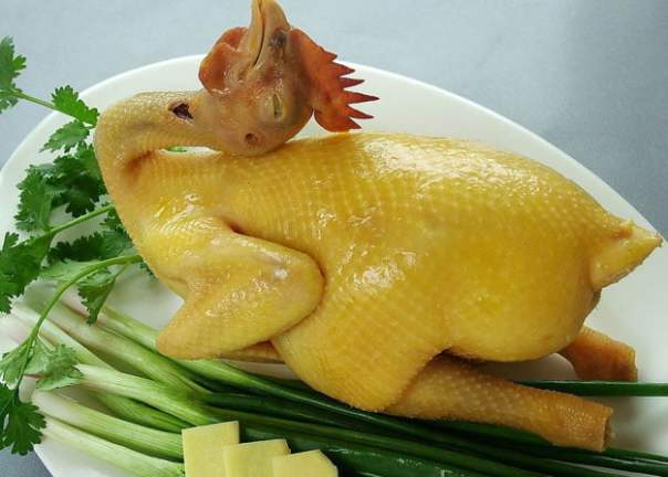 Mẹo chọn gà tươi chắc thịt và cách luộc gà ngon thịt dai da giòn vàng căng.